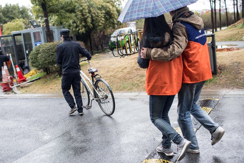 余子豪上下班就靠著自行車，騎車從出租房到學校需要10分鐘。