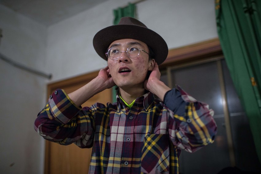 余子豪脫了保安帽換上休閑帽。