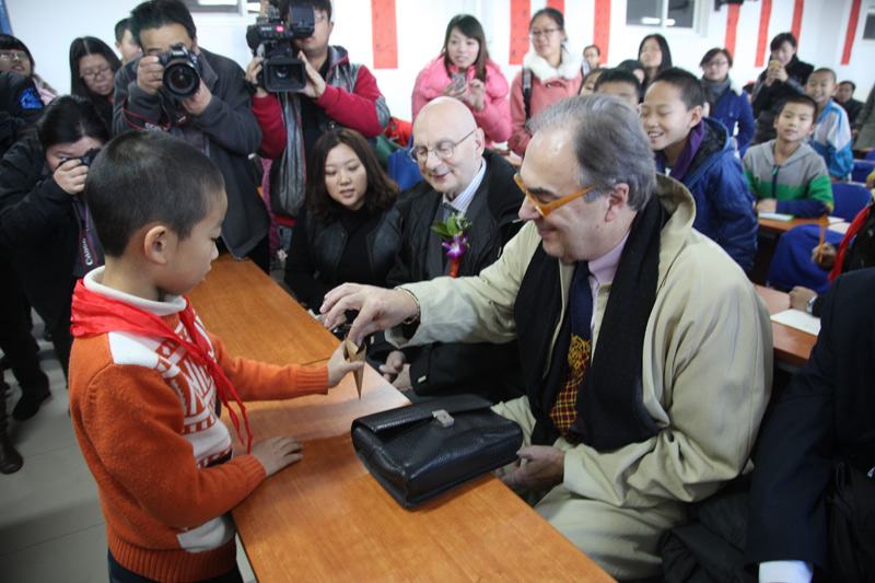 2012年11月28日，國際魔聯主席多美尼克先生走進北京市城關小學