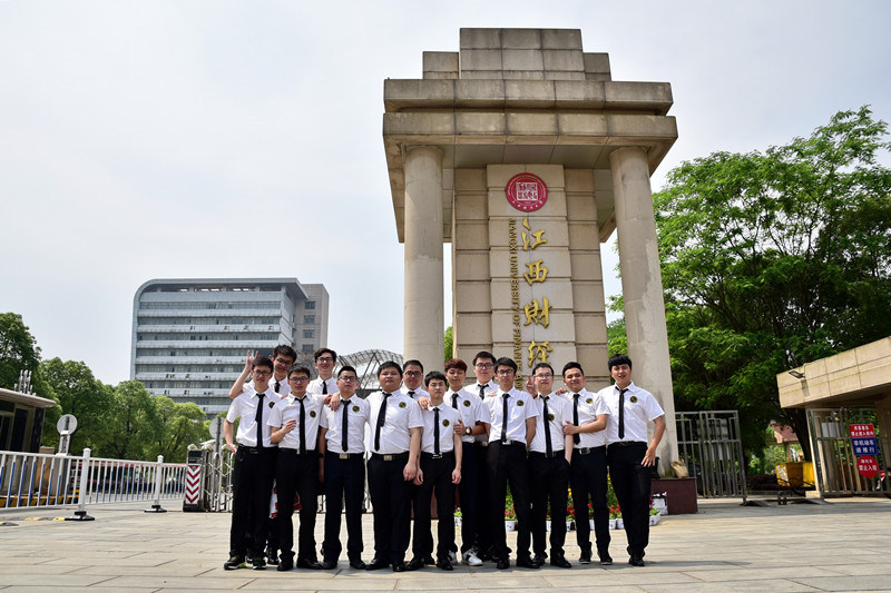 大學四年，最可貴的無非是兄弟情誼。 江西財經大學 孫堅 攝