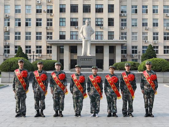 左起：胡一帆，蔚晨陽，阿斯哈爾·努爾太，王晗，賈嵐珺，戴蕊，李業廣，董旭東