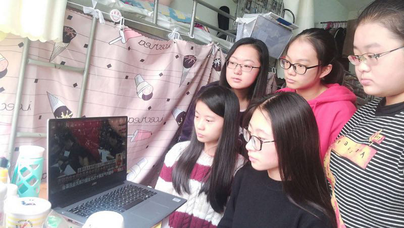 陝西師范大學馬克思主義學院大一學生杜雪曼、冉薇薇、喬妮、高靜、冉小勤在宿舍裡觀看了十九大開幕會直播。