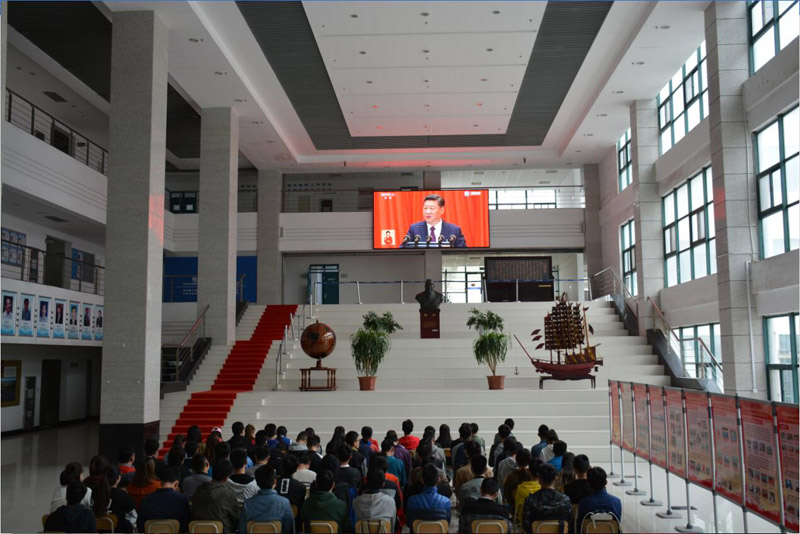 中國石油大學（華東）師生與離退休老同志一同觀看黨的十九大開幕會直播。