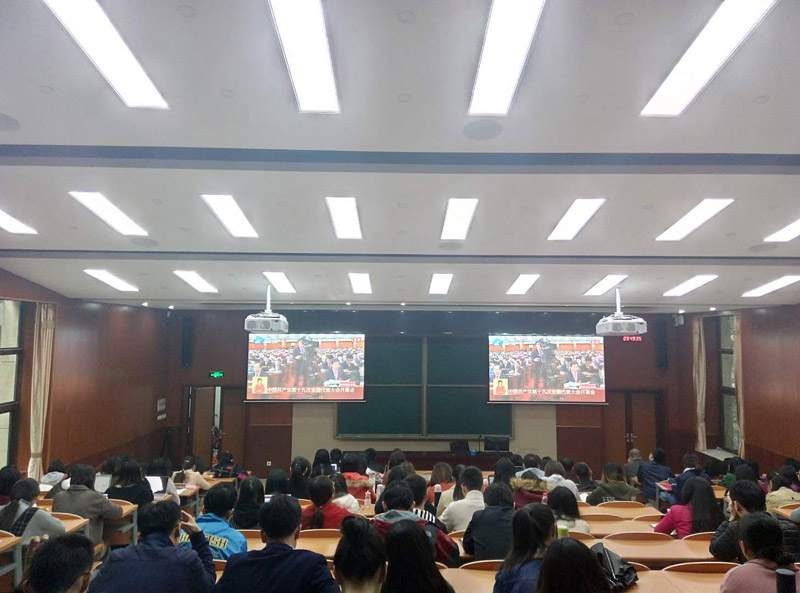 北京語言大學全校師生代表150余人集體收看十九大開幕會直播。