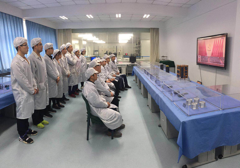西北工業大學無人機、小衛星等科研團隊、師生黨員干部集中收看黨的十九大開幕會直播。