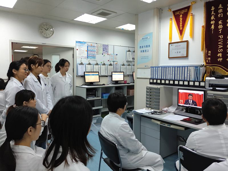 浙江大學醫學院附屬第二醫院醫護人員集體收看十九大開幕會直播。學校在紫金港、玉泉、西溪、華家池、之江、舟山和海寧國際校區都設立了集中收看點。