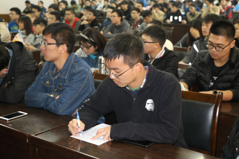 西北農林科技大學師生觀看十九大開幕會直播。