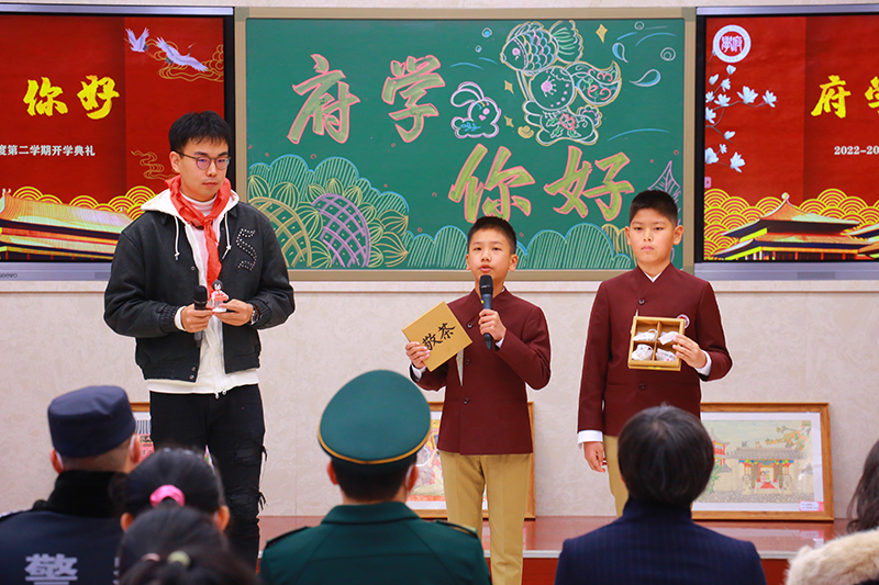 2月13日,北京市东城区府学胡同小学为学生们开展非遗文化传承的专题讲座,激励同学们热爱传统文化,坚定文化自信,做一名爱国好少年。北京市东城区府学胡同小学供图