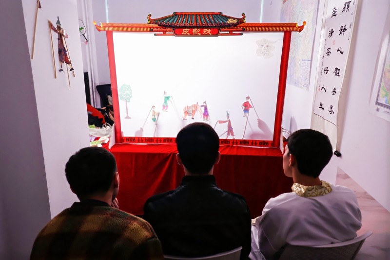 留学生观看皮影戏。校方供图