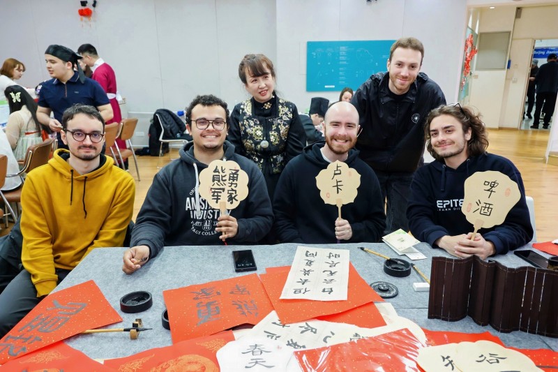 留学生展示书法成果。校方供图
