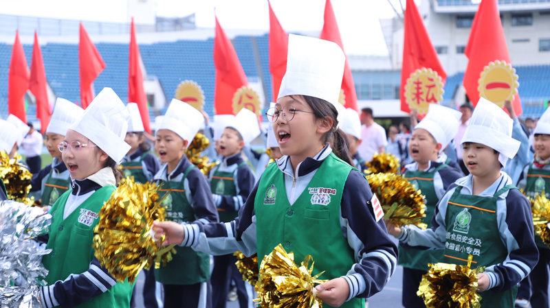 黑芝麻胡同小學的學生在運動會開幕式上表演。主辦方供圖