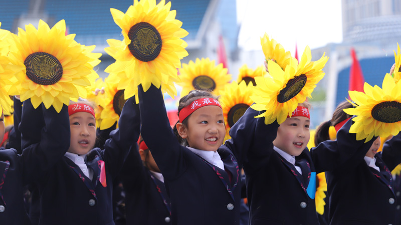 黑芝麻胡同小學的學生在運動會開幕式上表演。主辦方供圖