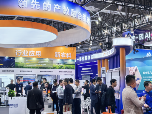 企业展区内，高科技吸引大家驻足。人民网记者 王海跃摄