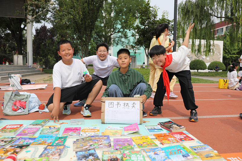 北京第二实验小学大兴实验学校图书义卖活动现场。校方供图