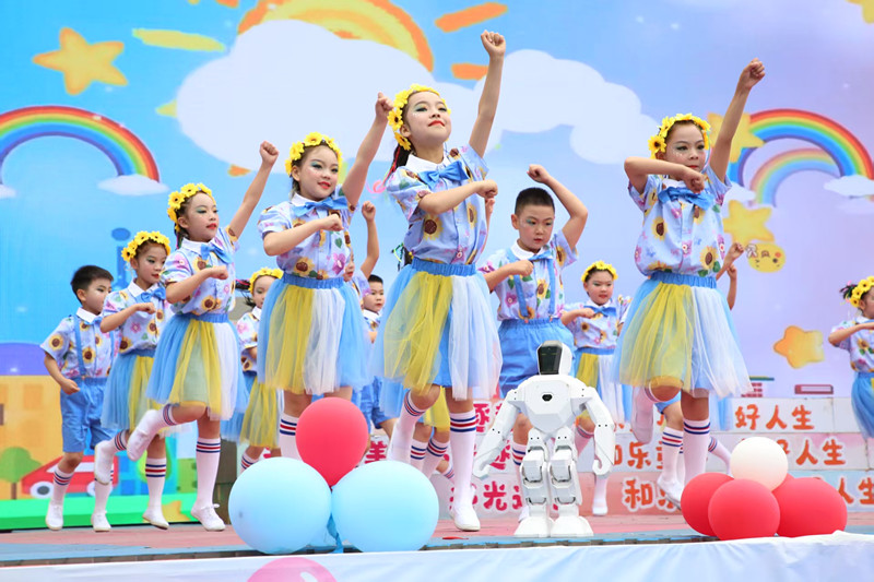 湖北省十堰市五堰小学举办“五育花开 童心向党”庆六一文艺汇演。校方供图