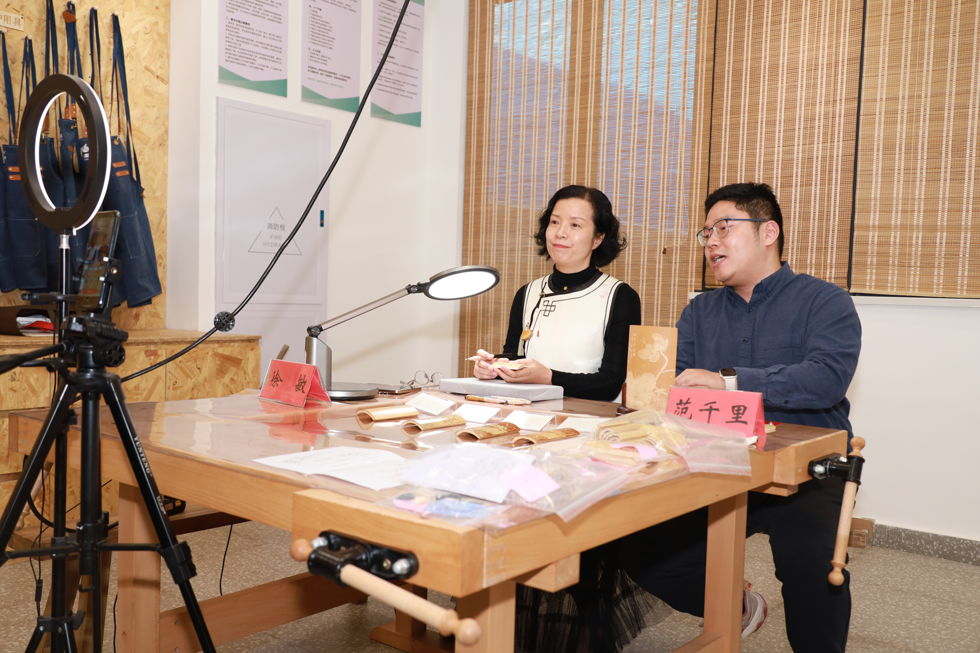 图为留青竹刻非遗传承人徐敏（左）、范千里（右）直播授课。常州市总工会供图