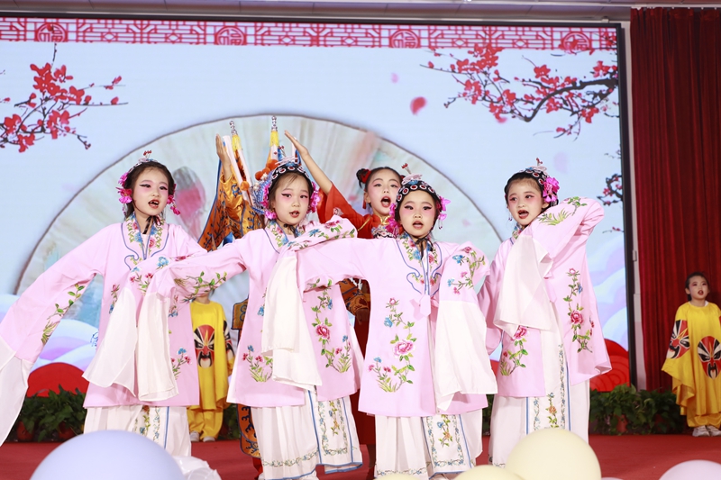 北京大学医学部幼儿园“手拉手、心连心，快乐共成长”主题活动现场。园方供图