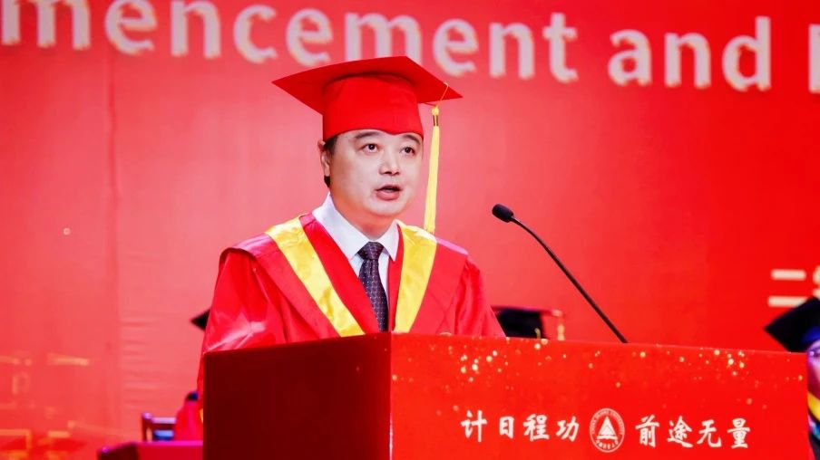 中国计量大学党委书记徐江荣。校方供图
