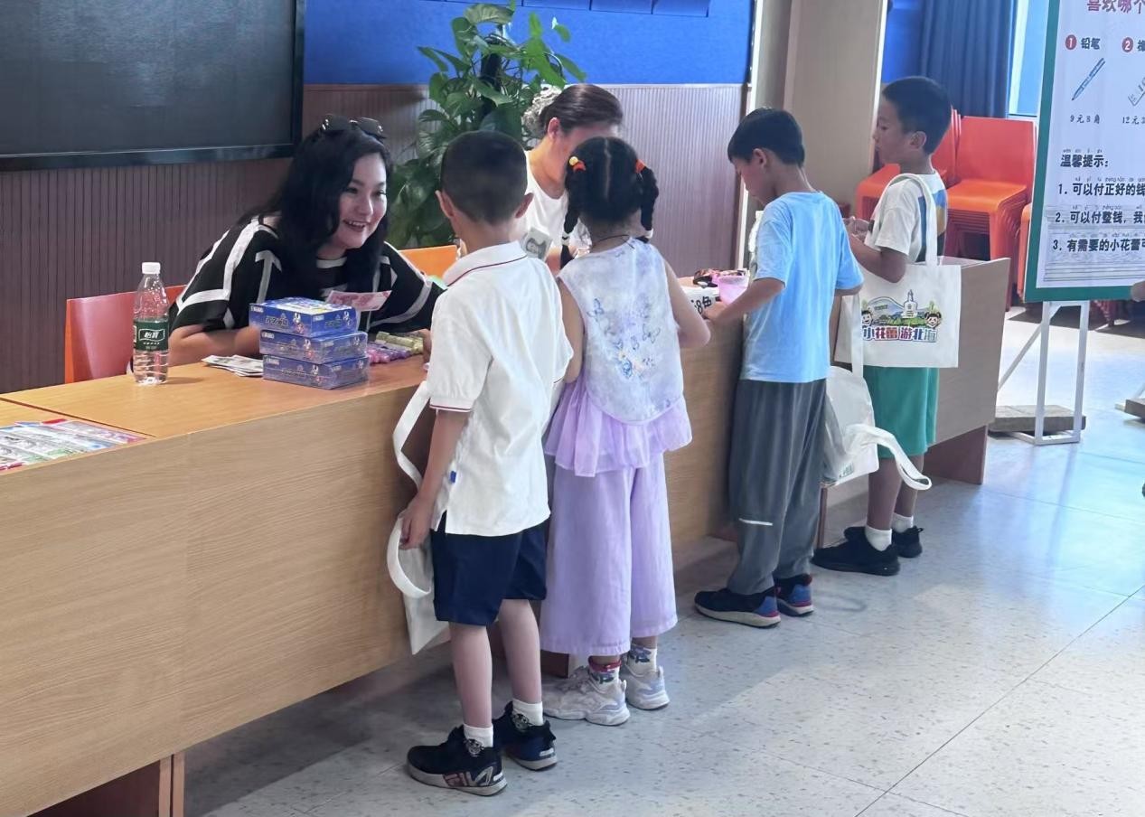孩子们在“文创店”兑换礼品。王开阳 摄