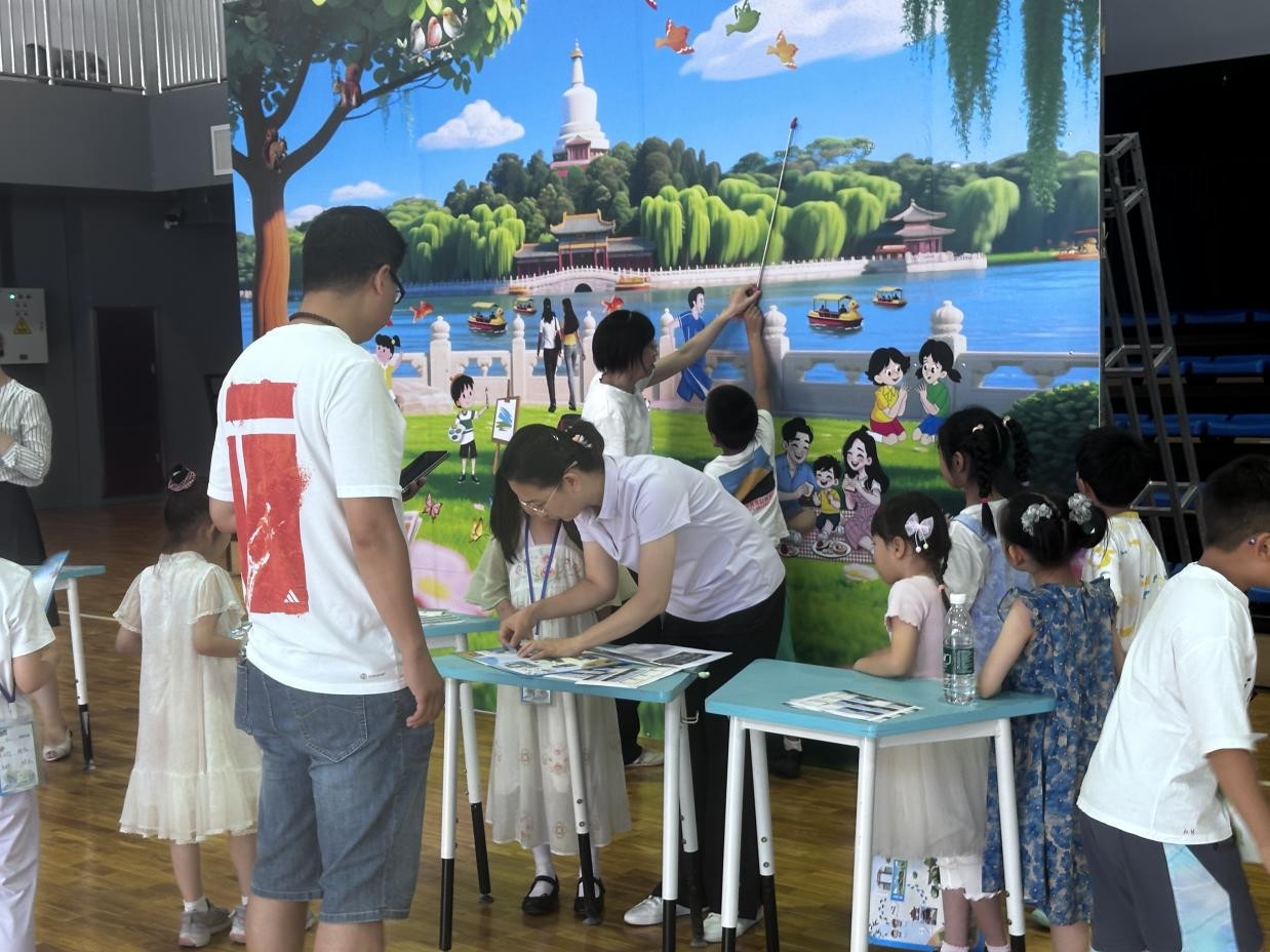 家长志愿者引导学生描述“白塔图画”。王开阳摄