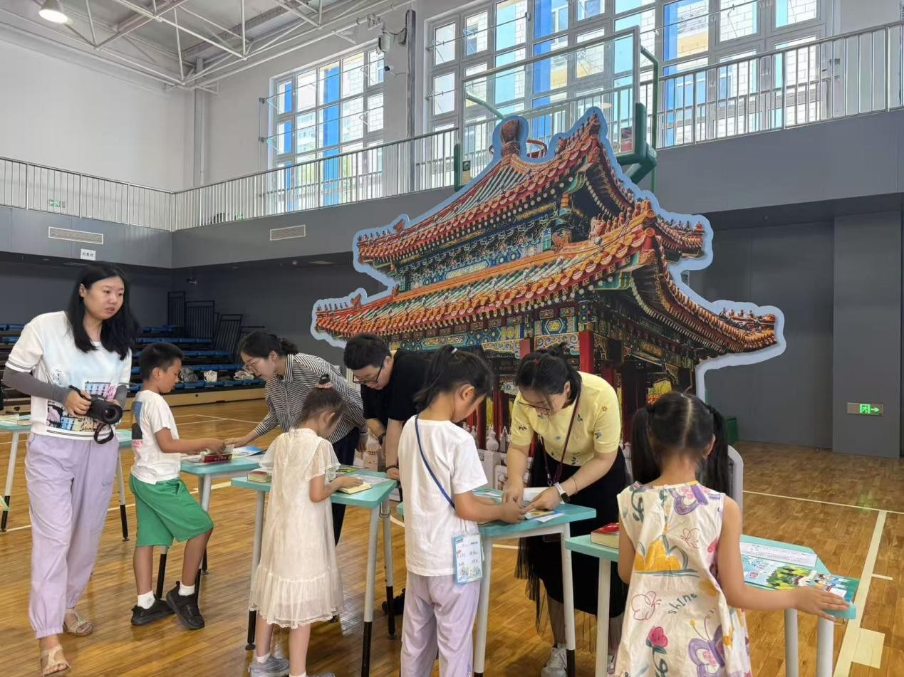 家长志愿者引导孩子们查字典。王开阳 摄