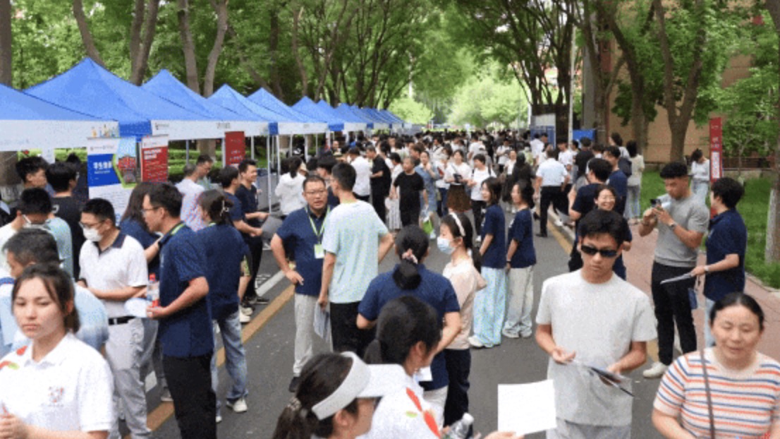 首都经济贸易大学2025年高招咨询会现场。校方供图