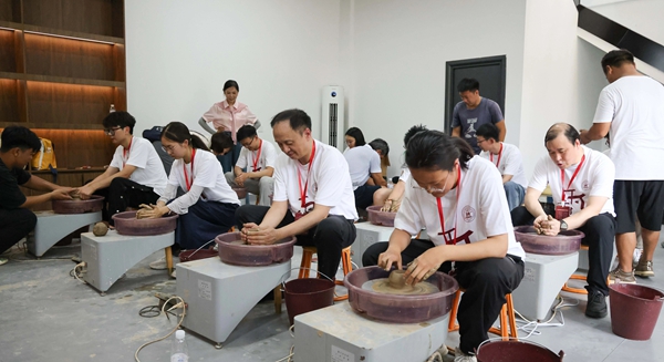 上海财经大学师生现场体验傣族制陶技艺。校方供图