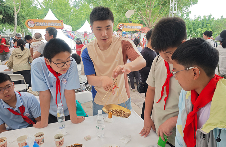 2025年北京市朝阳区中小学生庆“六一”嘉年华活动举行