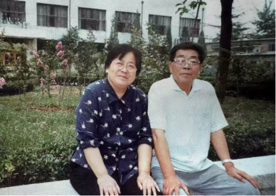1999年夏天，陈传才、岳同，摄于中国人民大学校园一角。中国人民大学供图