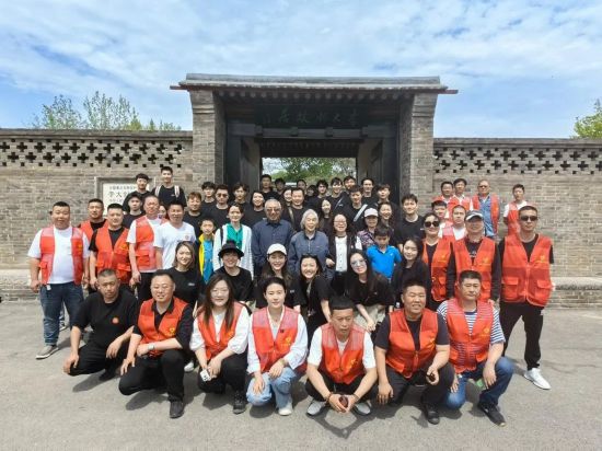 音乐剧《大钊先生》剧组与李乐群、张建国前往河北乐亭李大钊故居的合影