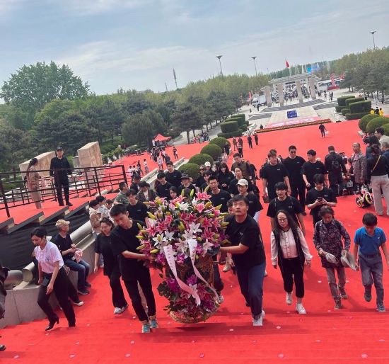 音乐剧《大钊先生》剧组前往河北乐亭李大钊纪念馆献花
