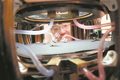 工程师发明了一种材料，它可以膨胀、变形、移动，并像遥控机器人一样遵循电磁指令。图片来源：美国普林斯顿大学