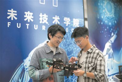 华南理工大学未来技术学院学生正在调试无人机设备。受访单位供图