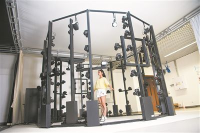 华南理工大学未来技术学院学生在实验室开展试验。受访单位供图