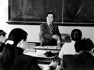 张晋藩为博士生授课。