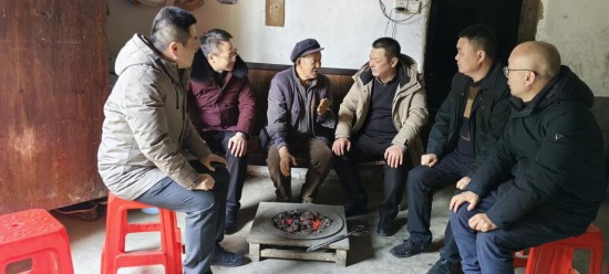 重慶工貿職業技術學院黨委書記唐玉林（右3）赴巫溪縣長桂鄉調研鄉村振興工作。學校供圖
