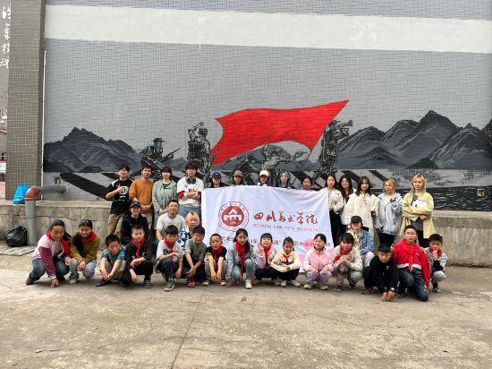 “行動中的課堂：探尋茶馬古道紅色印記”工作坊與當地小學生共同創作主題壁畫。