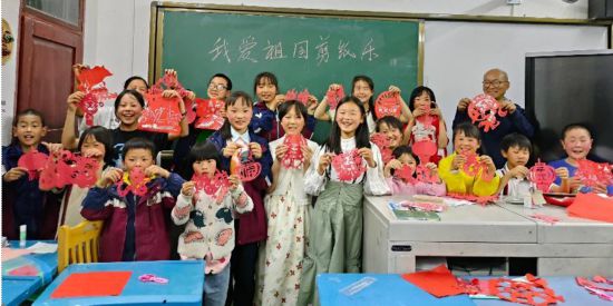 李志祥在長桂鄉萬古中心小學校開展“雲端藝術課堂”。學校供圖