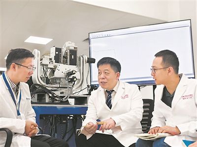 圖為中南大學湘雅醫院醫學專家走進中國科學院寧波材料技術與工程研究所，探討如何讓機器人獲得外科醫生的“感知力”。受訪單位供圖