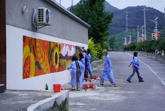 北京电影学院师生走进怀柔区长哨营满族乡大沟村助力新农村建设