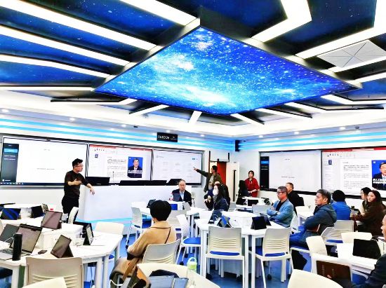 2023年，首都经济贸易大学开展了“数智+”智慧教学生态体系建设工程，教师们在全新打造的AIGC教室研讨“人工智能”+“人才培养”