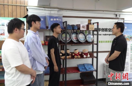 宋宏霖(左三)介绍“大果文创”团队设计的产品。徐志雄 摄