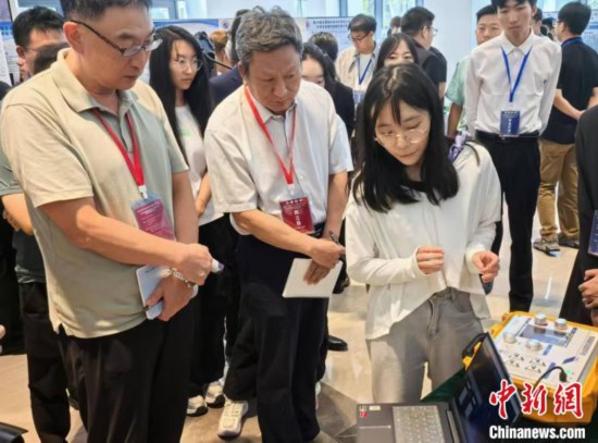 游琼宇向安全工程领域的专家介绍电离辐射实验教学平台。王祥帅 摄