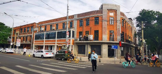 2021年，北京建筑大学建筑与城市规划学院丁奇教授主持完成了北京市西城区西安门大街街区改造提升项目，图为保护修缮后的红楼公共藏书楼