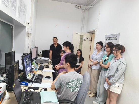 北二外学生在中科院心理所收集磁共振数据