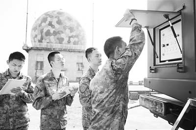 基层骨干技师为空军预警学院实习学员讲解装备操作流程。龚嘉骏摄