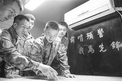 空军预警学院实习学员在绘图桌上分析判别空情。杨超越摄